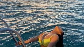 Salma Hayek derrocha sensualidad en atrevida sesión en el mar y con diminuto bikini