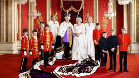 El significado detrás del nuevo retrato del rey Carlos III al lado de su hijo y su nieto