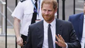 Príncipe Harry llega a Londres en vuelo comercial para la coronación de su padre