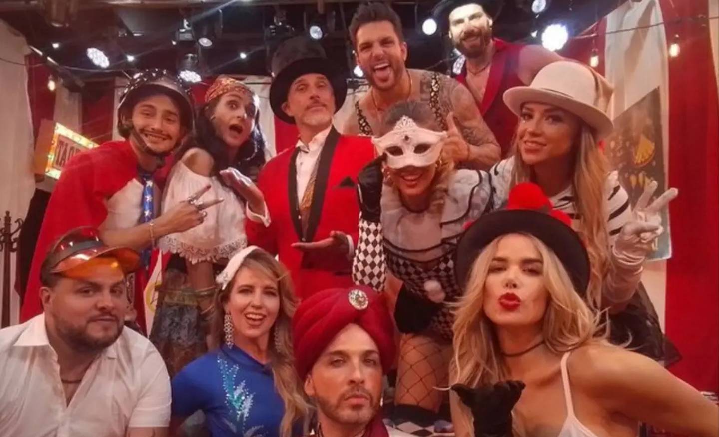 Integrantes del reality La casa de los famosos México disfrazados durante una transmisión