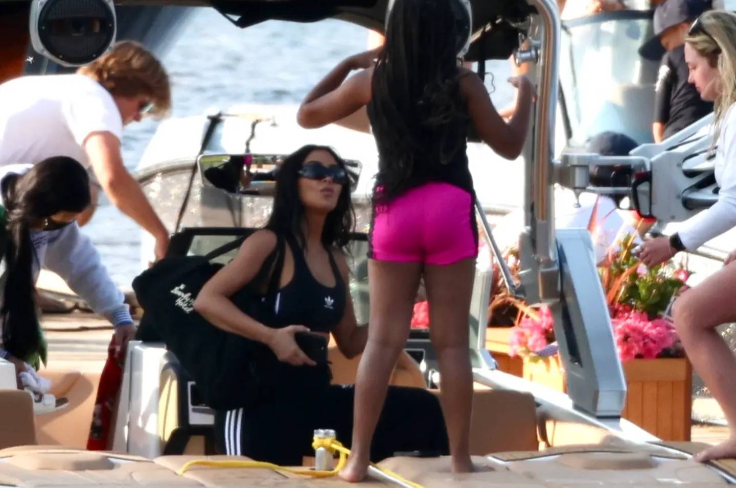 Kim Kardashian en un paseo al lago con sus hijas